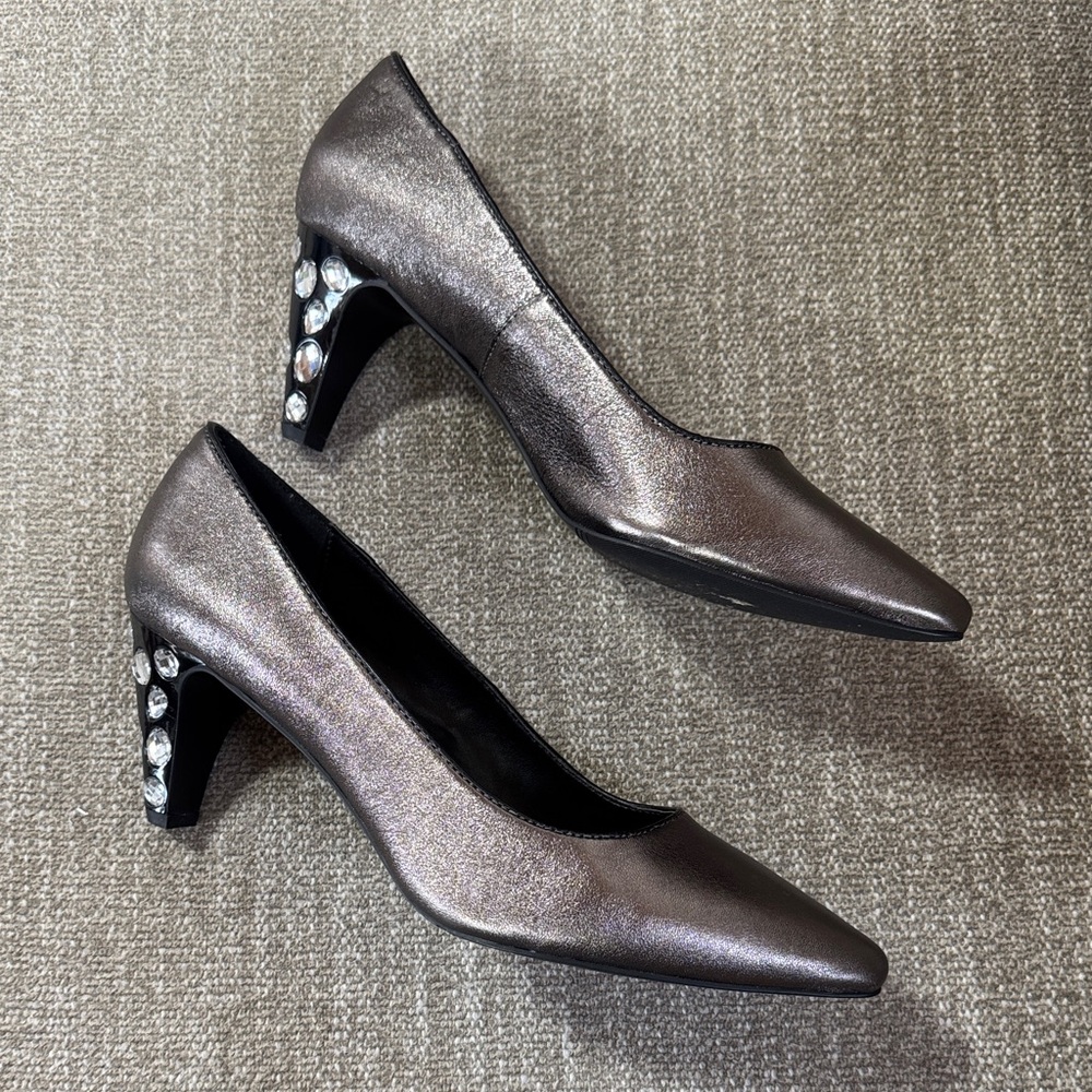 LOGO by Lori Goldstein Meredith Metallic Leather Crystal Heel Pumps 9